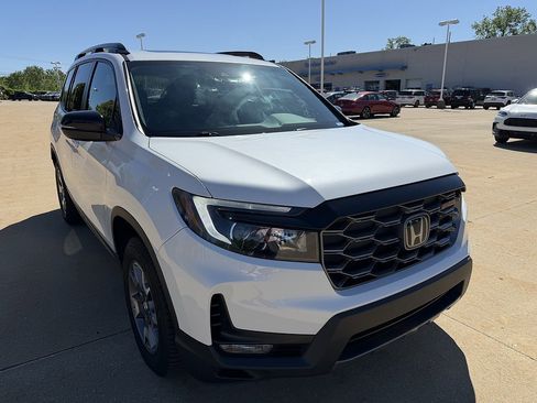 Used 2022 Honda Passport TrailSport image 2