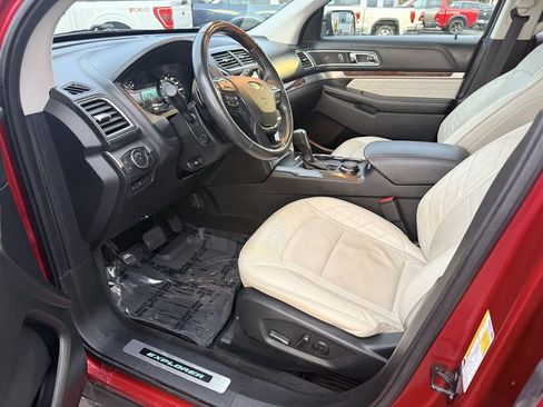 Used 2017 Ford Explorer Platinum image 15