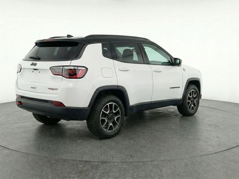 Used 2025 Jeep Compass Trailhawk image 9