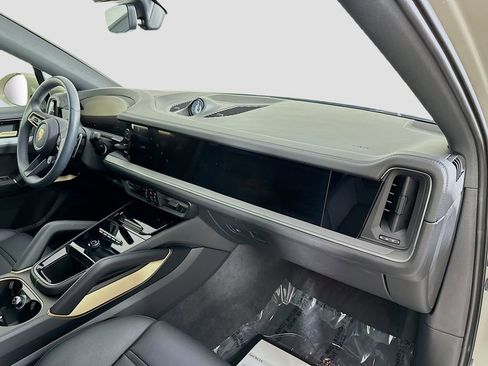 Used 2025 Porsche Cayenne S image 31
