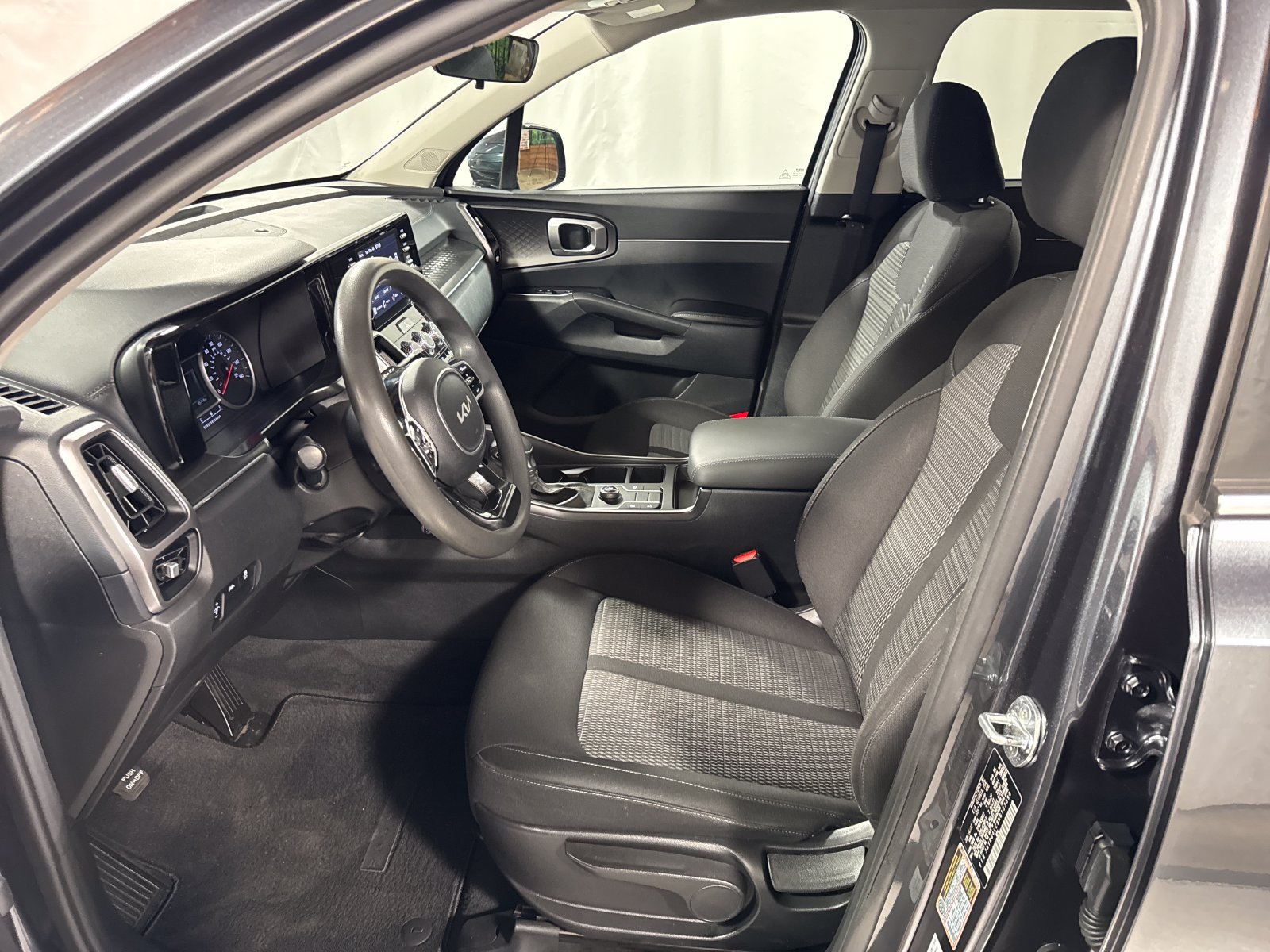 Used 2022 Kia Sorento LX FWD image 3