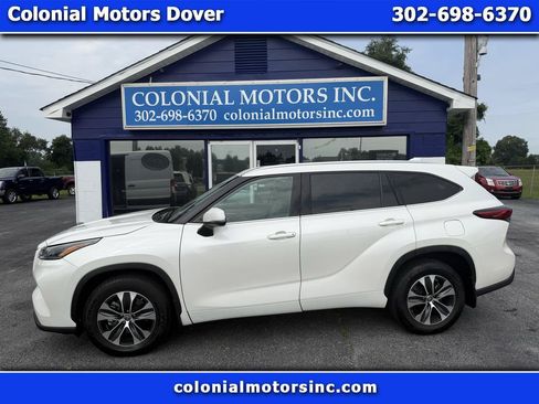Used 2021 Toyota Highlander XLE AWD/4WD image 1