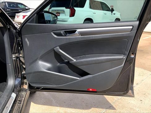 Used 2018 Volkswagen Passat 2.0T R-Line image 23