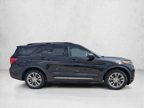 Used 2022 Ford Explorer XLT w/ Equipment Group 202A RWD image 4