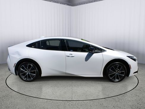 Used 2024 Toyota Prius XLE FWD image 10