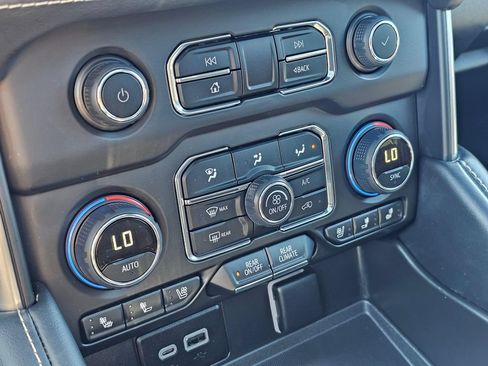 Used 2024 Chevrolet Suburban Premier AWD/4WD image 32