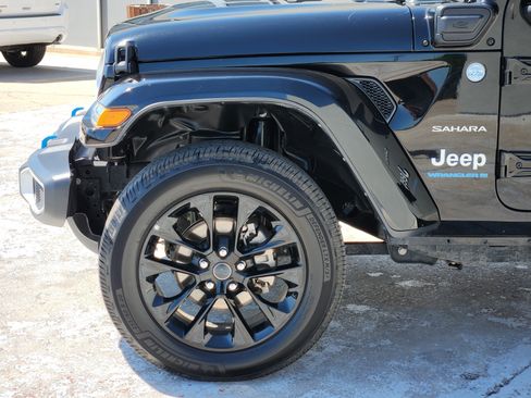 Used 2024 Jeep Wrangler Unlimited Sahara AWD/4WD image 9