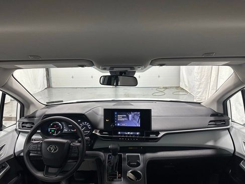 Used 2025 Toyota Sienna LE image 43
