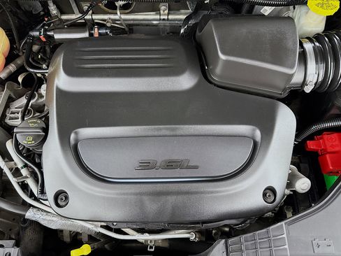 Used 2021 Chrysler Pacifica Touring-L image 37