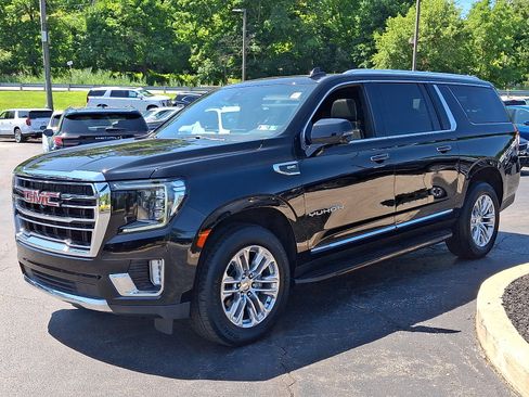 Used 2021 GMC Yukon XL SLT w/ SLT Premium Package AWD/4WD image 3
