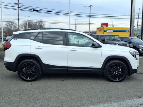 Used 2022 GMC Terrain SLE w/ Driver Convenience Package image 2