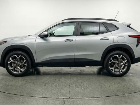 Used 2025 Chevrolet Trax LT FWD image 5
