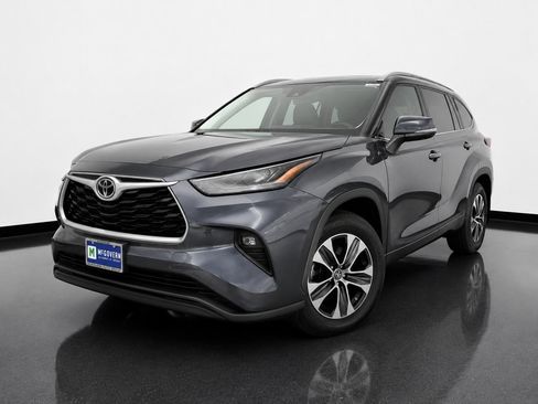 Used 2021 Toyota Highlander XLE AWD/4WD image 1