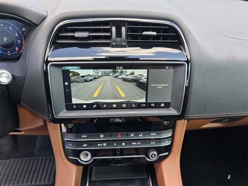Used 2020 Jaguar F-PACE SVR image 23