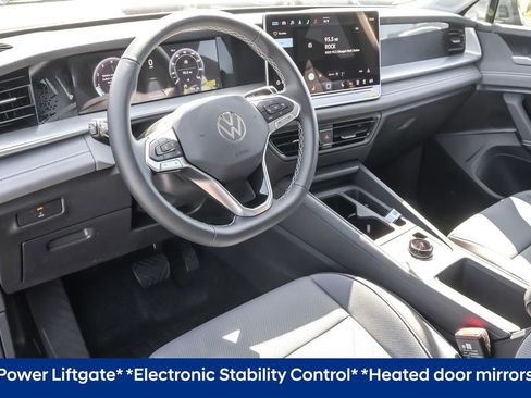 Used 2025 Volkswagen Tiguan SE image 4