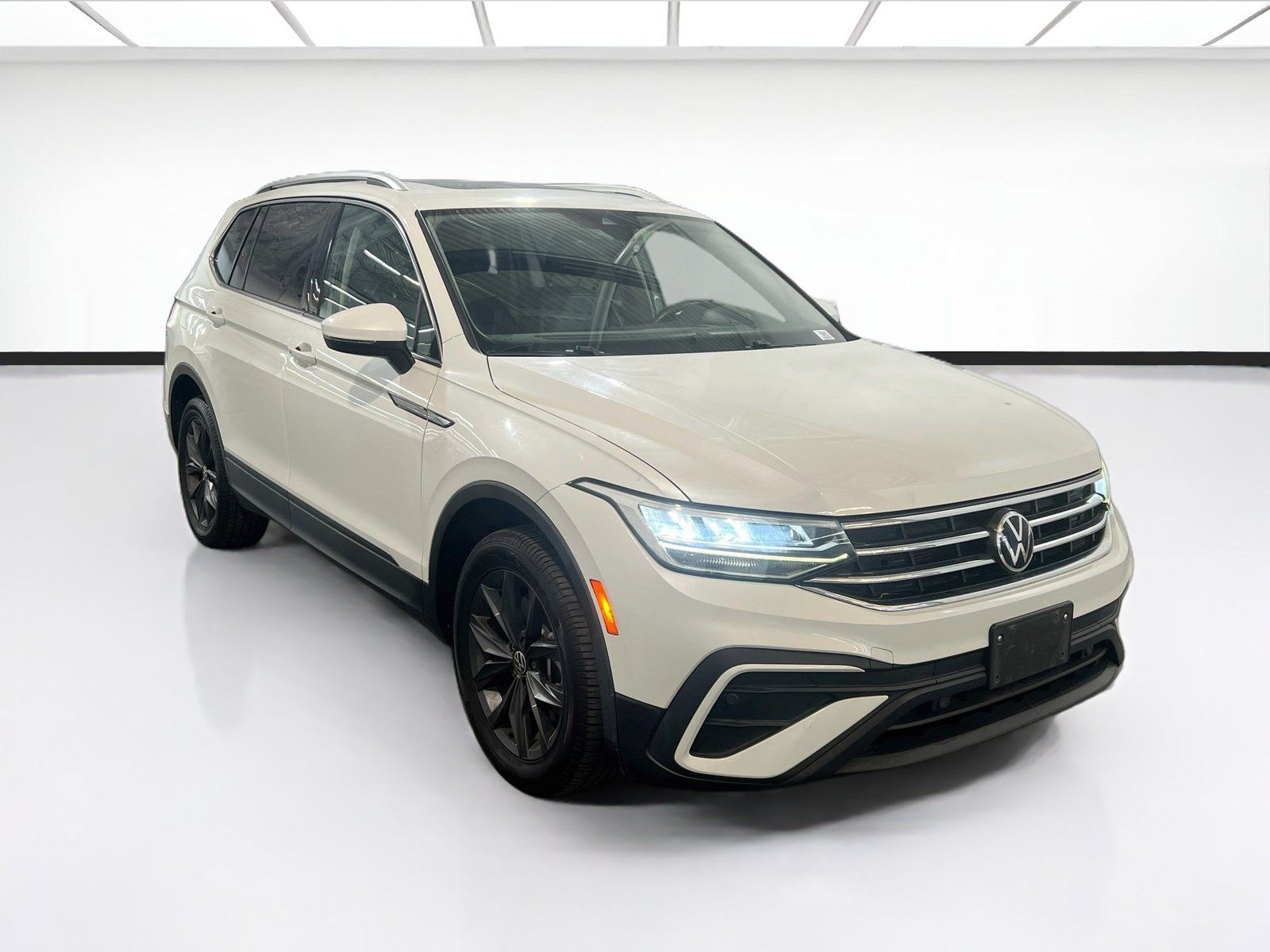 Used 2023 Volkswagen Tiguan SE FWD image 3
