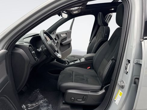 Used 2025 Volvo XC40 B5 Plus AWD/4WD image 11