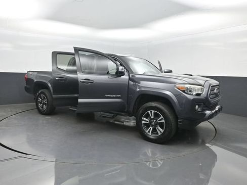 Used 2019 Toyota Tacoma TRD Sport AWD/4WD image 34