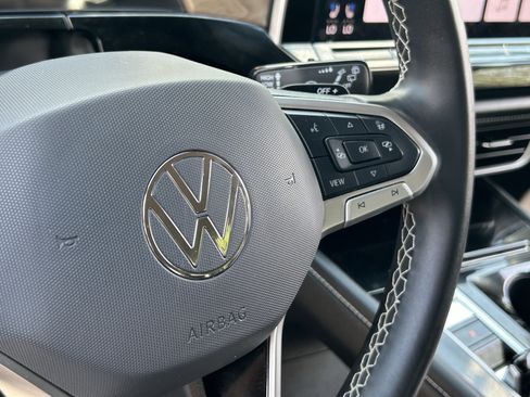 Used 2024 Volkswagen Atlas SE w/ Black Wheel Package FWD image 30