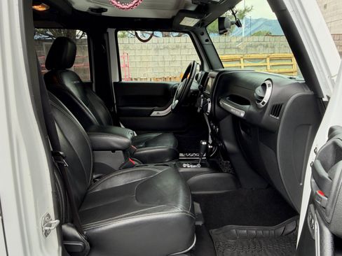 Used 2016 Jeep Wrangler Unlimited Rubicon AWD/4WD image 28