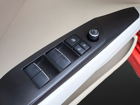 Used 2024 Toyota Camry XLE FWD image 13