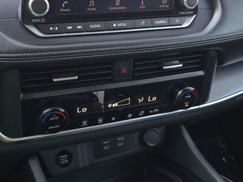 Used 2024 Nissan Rogue SV image 39