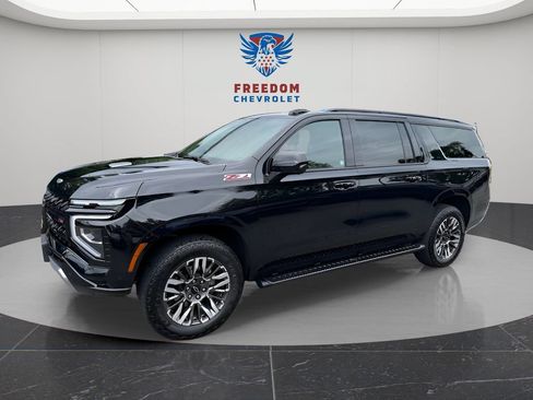 Used 2025 Chevrolet Suburban Z71 AWD/4WD image 2