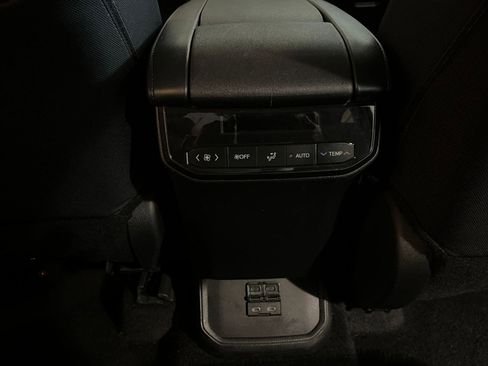 Used 2025 Toyota Highlander LE FWD image 24