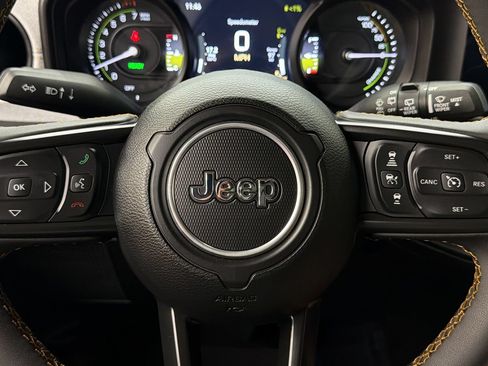Used 2024 Jeep Wrangler Unlimited AWD/4WD image 28