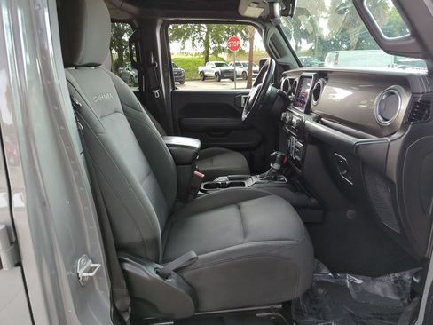 Used 2018 Jeep Wrangler Unlimited Sahara AWD/4WD image 24