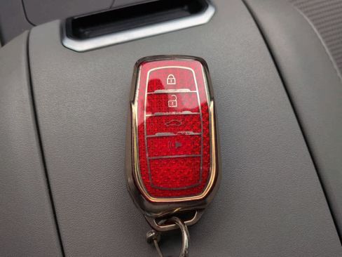 Used 2025 Toyota Highlander LE FWD image 27