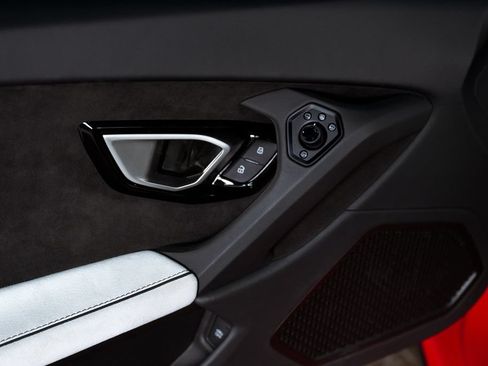 Used 2024 Lamborghini Huracan EVO AWD/4WD image 35