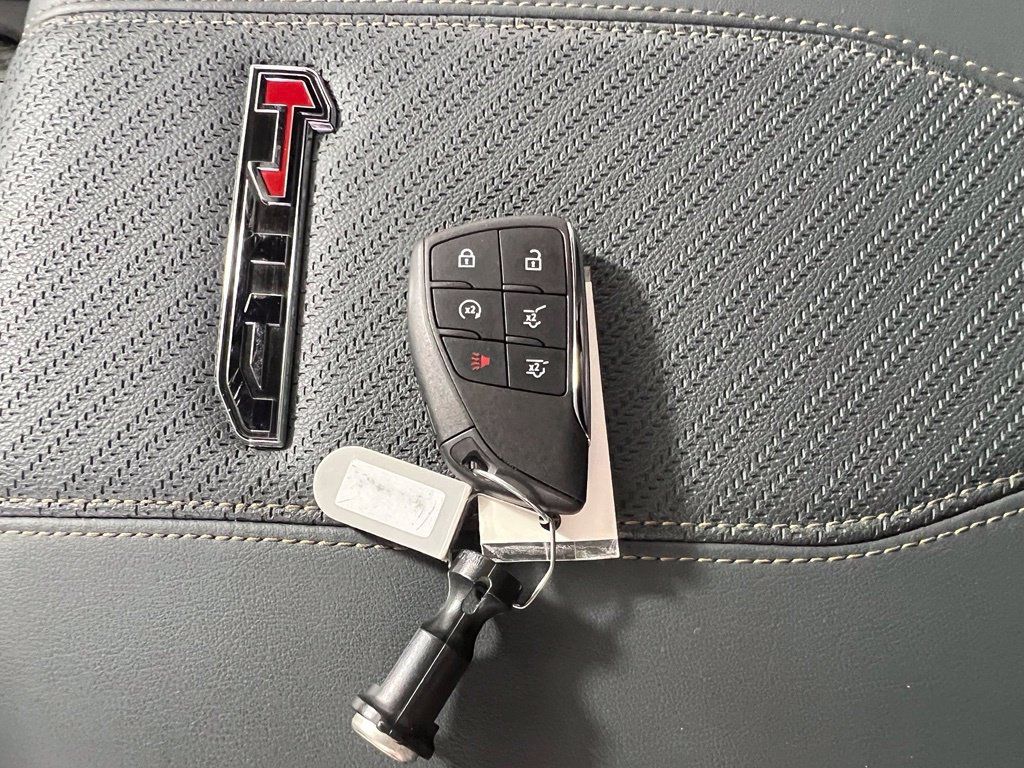 Used 2025 GMC Yukon XL AT4 AWD/4WD image 46