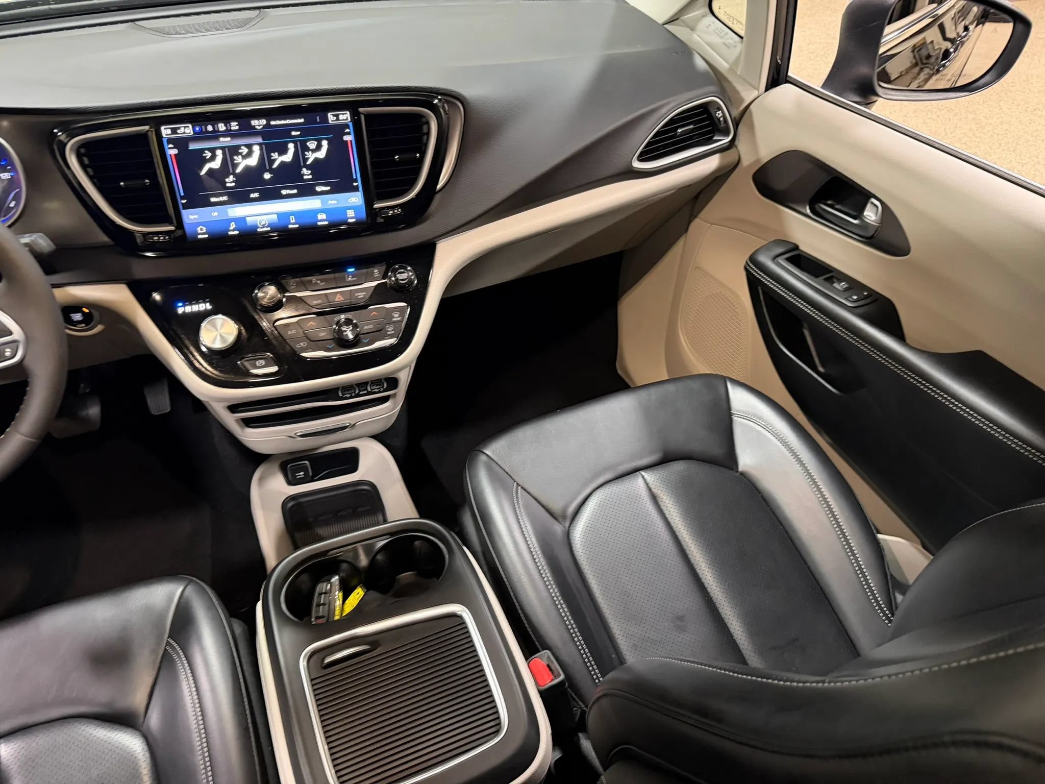 Used 2023 Chrysler Pacifica Touring-L FWD image 48