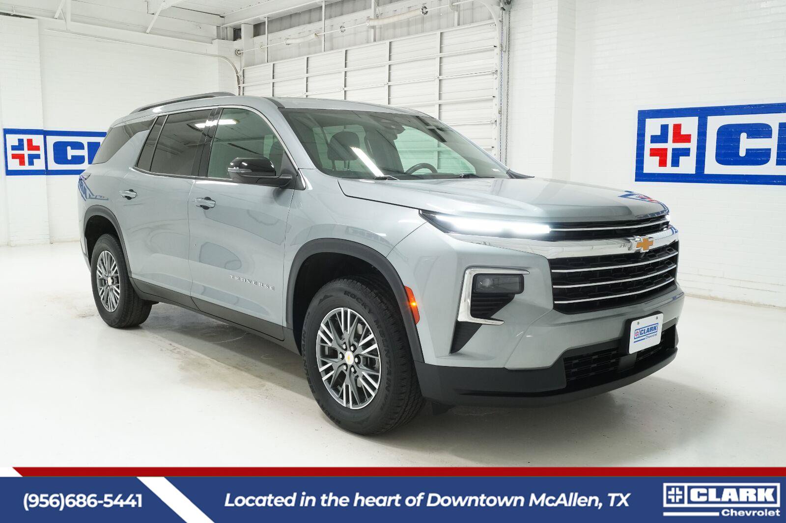 Used 2025 Chevrolet Traverse LT FWD image 3