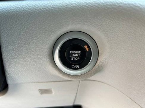 Used 2024 Chrysler Pacifica Touring-L FWD image 19