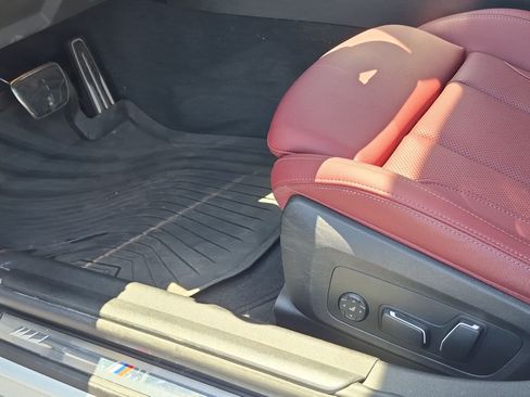 Used 2025 BMW 330i Sedan w/ M Sport Package RWD image 17