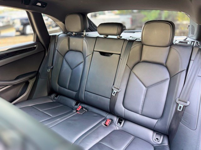 Used 2025 Porsche Macan AWD/4WD image 21