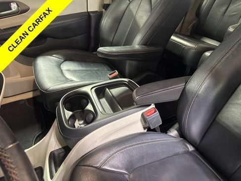 Used 2017 Chrysler Pacifica Touring-L w/ Tire & Wheel Group FWD image 23