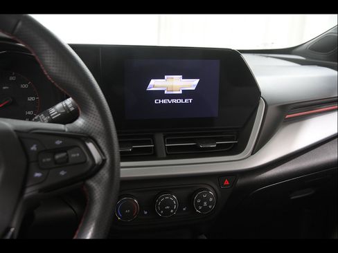 Used 2024 Chevrolet Trax RS w/ Sunroof Package FWD image 9
