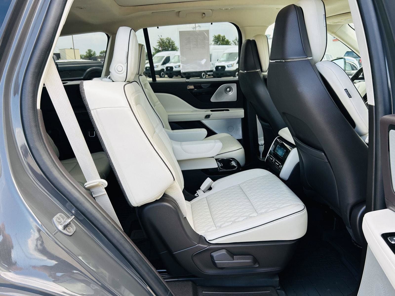 Used 2020 Lincoln Aviator Black Label w/ Class IV Trailer Tow Package AWD/4WD image 38