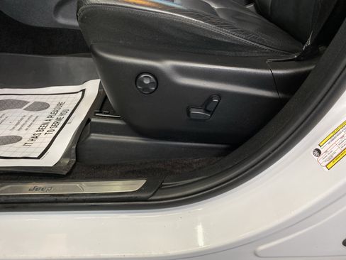 Used 2018 Jeep Grand Cherokee Limited image 13