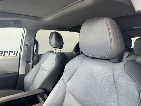 Used 2023 Toyota Sienna XLE FWD image 10