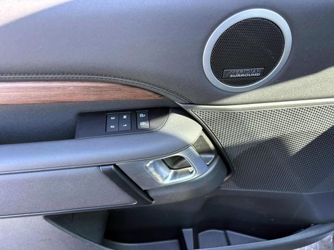 Used 2025 Land Rover Discovery S image 9