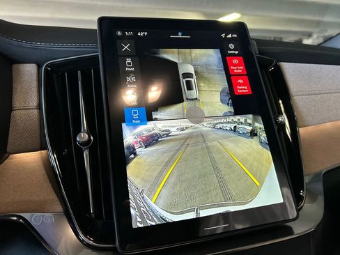 New 2026 Volvo XC90 B6 Plus w/ Protection Package Premier image 17