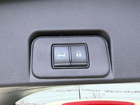 Used 2022 Nissan Rogue SV w/ SV Premium Package image 9