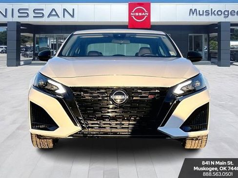 Used 2024 Nissan Altima 2.5 SR image 2