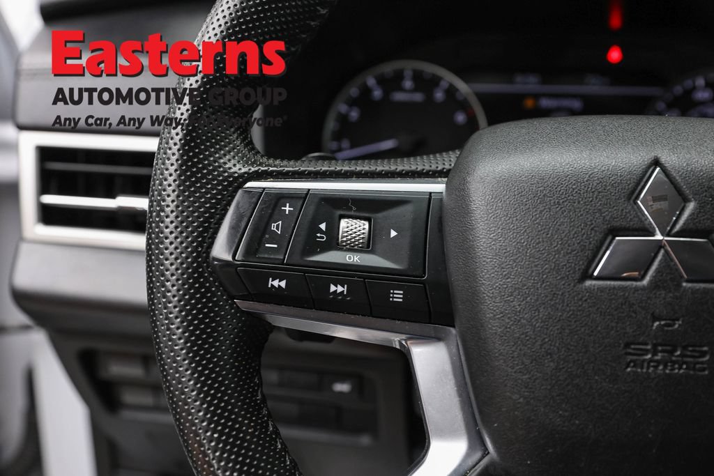 Used 2024 Mitsubishi Outlander SE AWD/4WD image 16