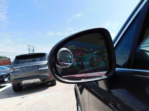 Used 2013 Volkswagen Touareg Sport image 15