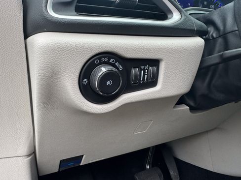 Used 2023 Chrysler Pacifica Touring-L FWD image 33